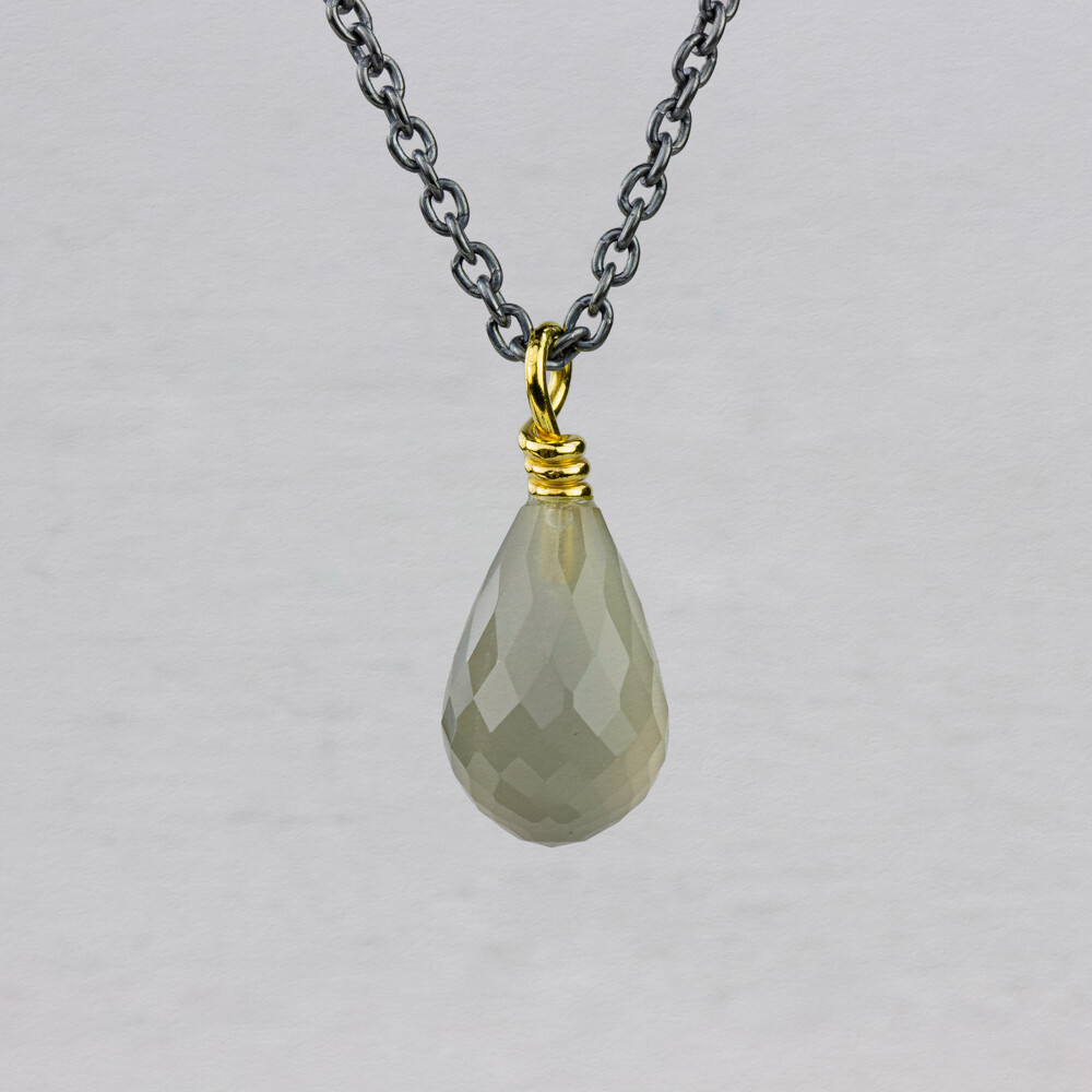 Collier gemaakt van 925 geoxideerd sterling zilver met aan de zijkant twee subtiele edelstenen van dezelfde steen als de grote hanger. Verkrijgbaar in verschillende stenen en met bijpassende oorbellen of hanger! Ga jij voor Aquamarijn, Grijze Maansteen en Roze Opaal?
