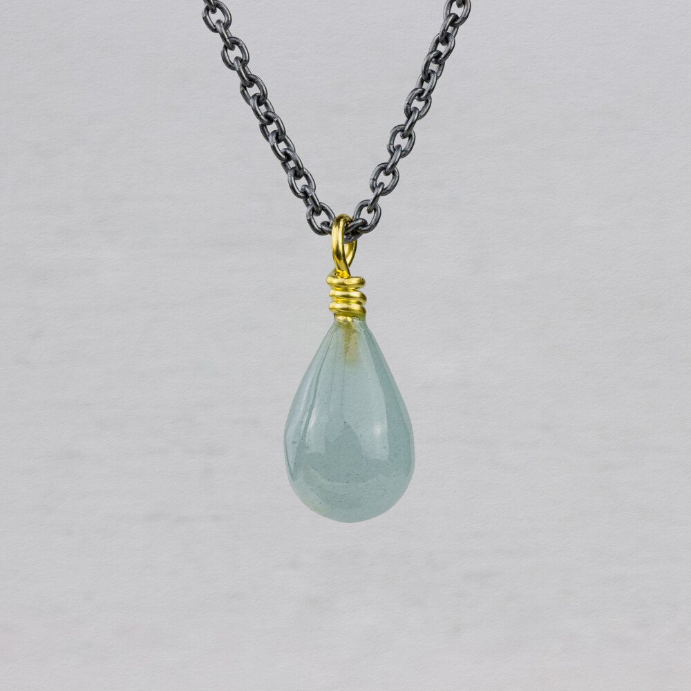 Collier gemaakt van 925 geoxideerd sterling zilver met aan de zijkant twee subtiele edelstenen van dezelfde steen als de grote hanger. Verkrijgbaar in verschillende stenen en met bijpassende oorbellen of hanger! Ga jij voor Aquamarijn, Grijze Maansteen en Roze Opaal?