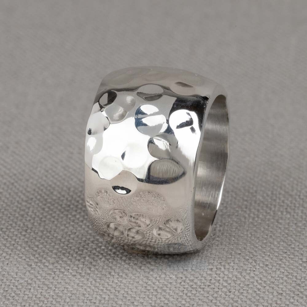 Zo mooi kan simpel zijn.. Ring gemaakt van 925 sterling zilver met een subtiele hamerslag. Draag deze eyecatcher in combinatie met een paar zilver oorhangers of rinkelarmband.