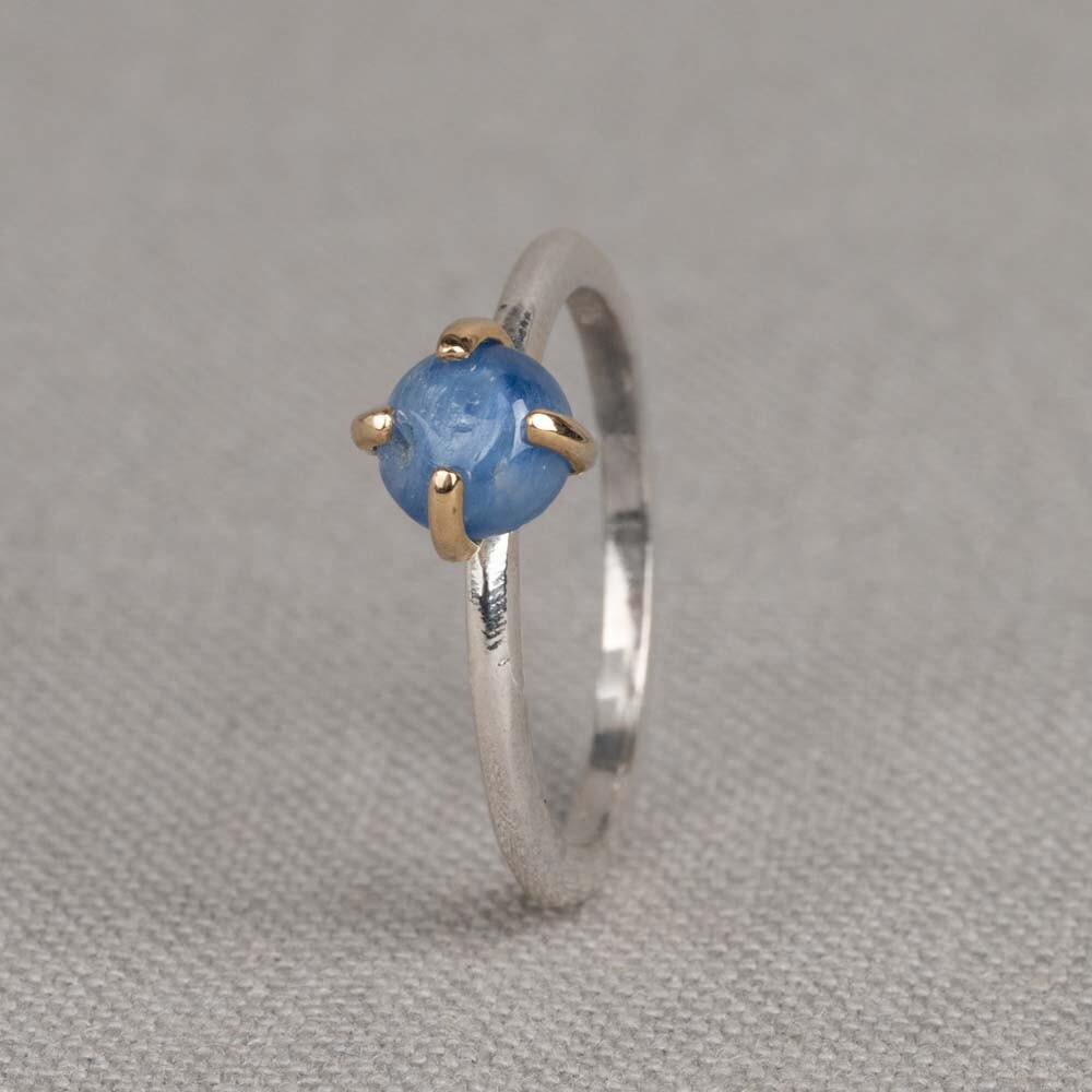 Ring gemaakt van 925 sterling zilver in combinatie met een 9 karaat roosje met een Kyaniet edelsteen. Combineer met prachtige oorhangers, een armband en collier voor een complete look!