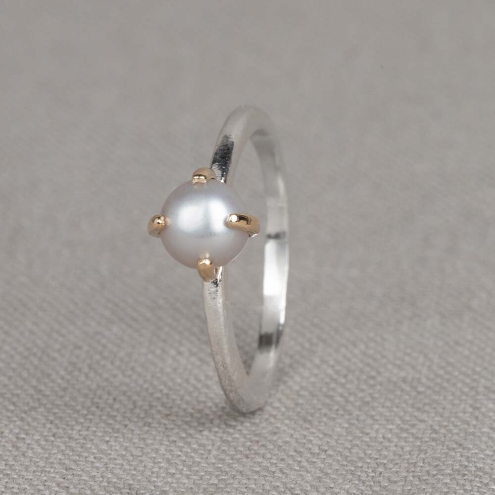Ring gemaakt van 925 sterling zilver met een 9 karaat roosje met daarin een grijze Parel. Combineer met prachtige oorhangers, een armband, een collier of meerdere ringen voor een complete look!