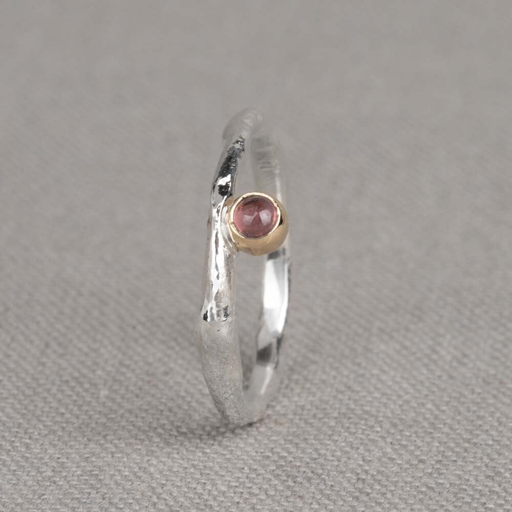 Ring gemaakt van 925 sterling zilver in combinatie met een 9 karaat torretje met daarin een roze Toermalijn edelsteen.