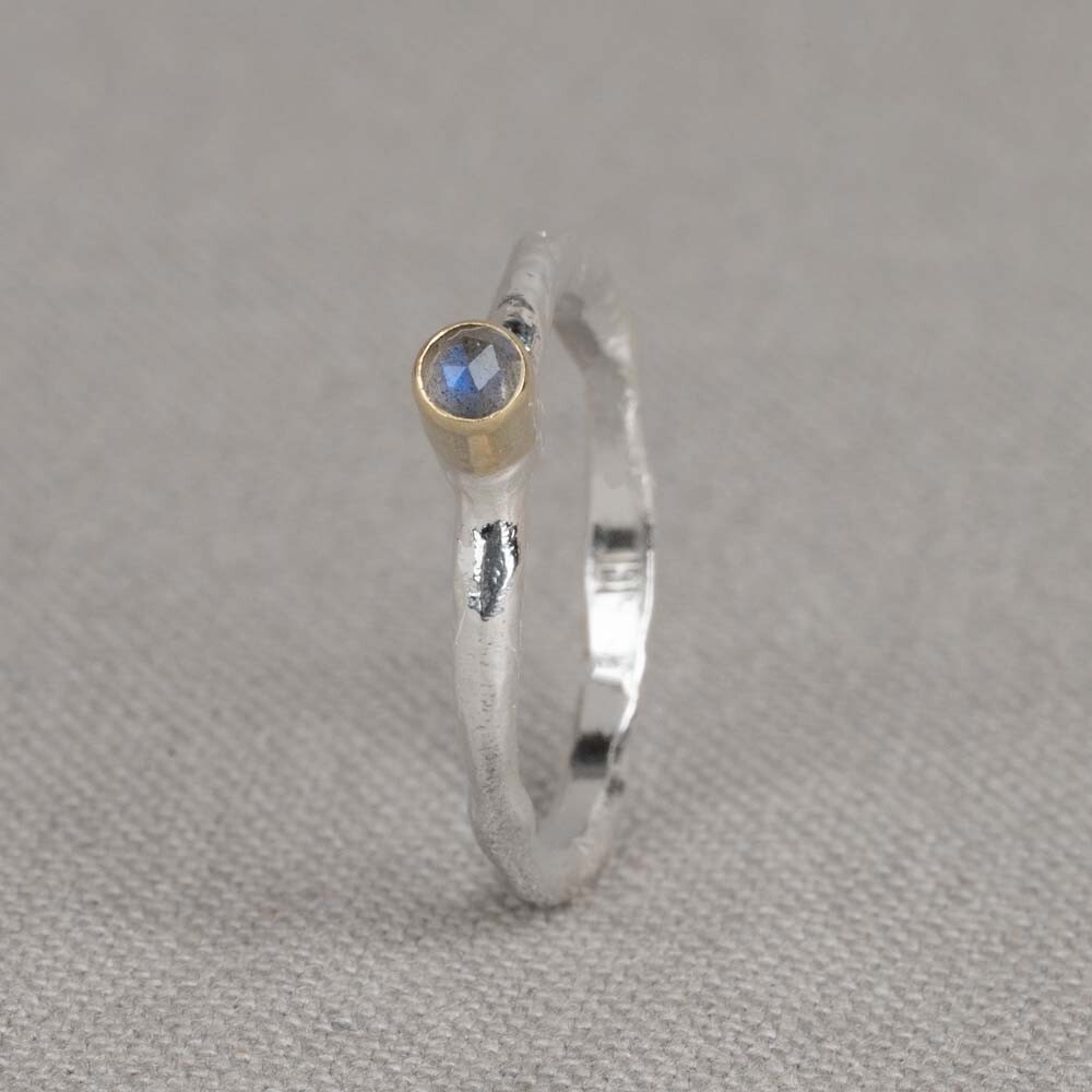 Ring gemaakt van 925 sterling zilver in combinatie met een 9 karaat torretje met daarin een Labradoriet edelsteen. Combineer met prachtige oorhangers, een armband, een collier of meerdere ringen voor een complete look!