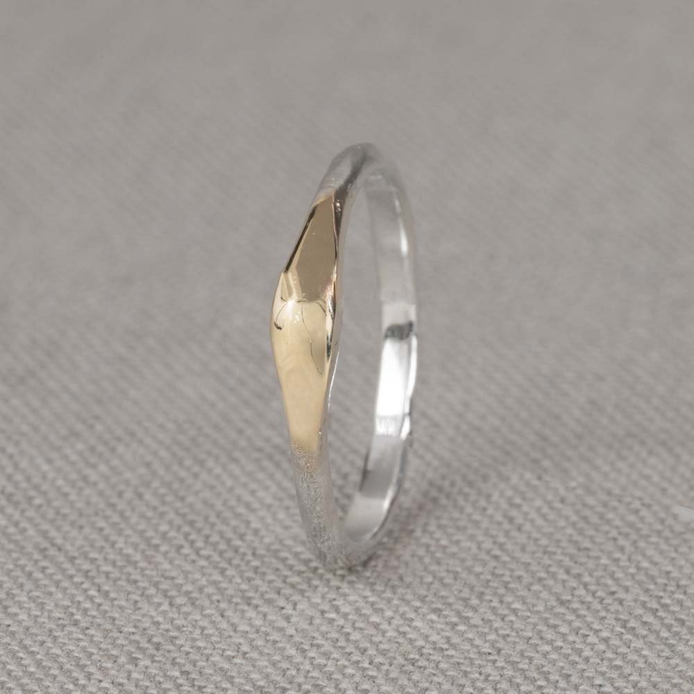 Ring gemaakt van 925 sterling zilver in combinatie met een 9 karaat schotsje. Combineer met prachtige oorhangers, een armband, een collier of meerdere ringen voor een complete look!