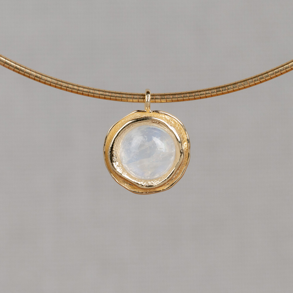 Hanger gemaakt van 14 karaat goud en een hoogwaardige edelsteen. Verkrijgbaar met Milky Aquamarijn, Black Rutiel, Gold Rutiel, Labradoriet en Regenboog Maansteen.
