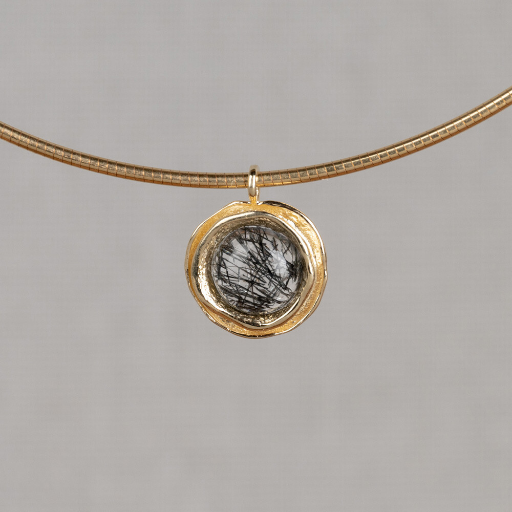 Hanger uit de goudcollectie van Jeh jewels, gemaakt van 14 karaat goud en een hoogwaardige edelsteen. Verkrijgbaar met Milky Aquamarijn, Black Rutiel, Gold Rutiel, Labradoriet en Regenboog Maansteen.