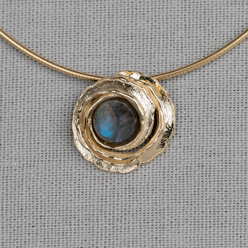 Hanger uit de goudcollectie van Jeh Jewels, gemaakt van 14 karaat goud in combinatie met Labradoriet. Ook verkrijgbaar in de edelstenen, Milky Aquamarijn, Black Rutiel, Gold Rutiel en Regenboogmaansteen. Combineer met de andere sieraden uit deze lijn!
