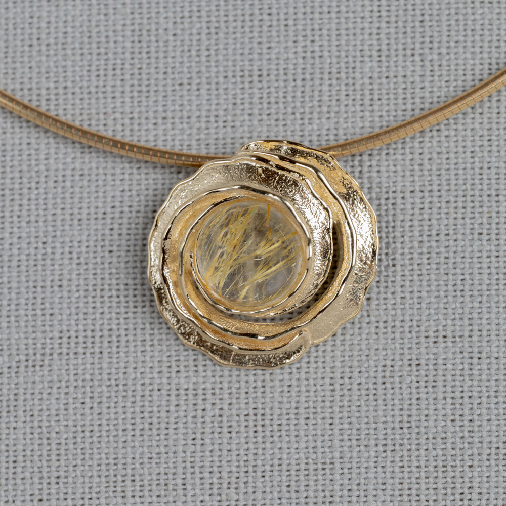 Hanger uit de goudcollectie van Jeh Jewels, gemaakt van 14 karaat goud in combinatie met Gold Rutiel. Ideaal te combineren mt de andere sieraden uit de Curly Gemstones-lijn!