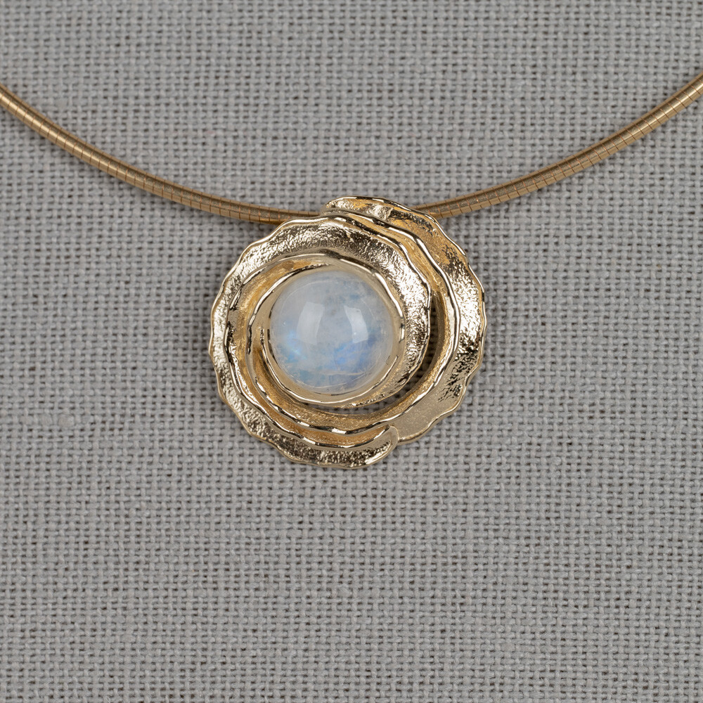 Hanger uit de goudcollectie van Jeh Jewels, gemaakt van 14 karaat goud in combinatie met Regenboog Maansteen. Combineer met de andere sieraden uit deze lijn!