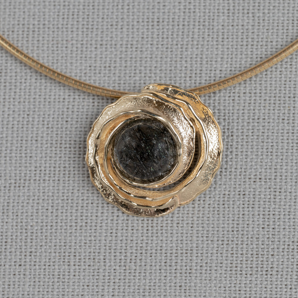 Hanger uit de goudcollectie van Jeh Jewels, gemaakt van 14 karaat goud in combinatie met Black Rutiel. Combineer met de andere sieraden uit de Curly Gemstones-lijn.