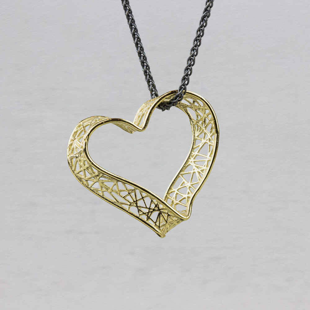 Collier gemaakt van 925 geoxideerd sterling zilver met daaraan een hanger in de vorm van een hart, gemaakt van 14 karaat goud. Een prachtig collier die veel liefde afgeeft. Combineer met mooie oorsieraden, een ring en armband voor een complete look!