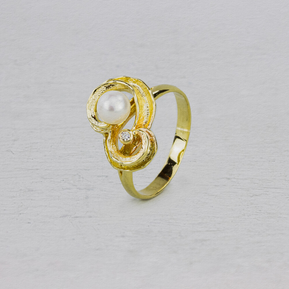 Ring uit de goudcollectie van Jeh Jewels, gemaakt van 14 karaat goud in combinatie met een parel van 5,5 mm en een diamant van 0,03 ct si1/HI/.