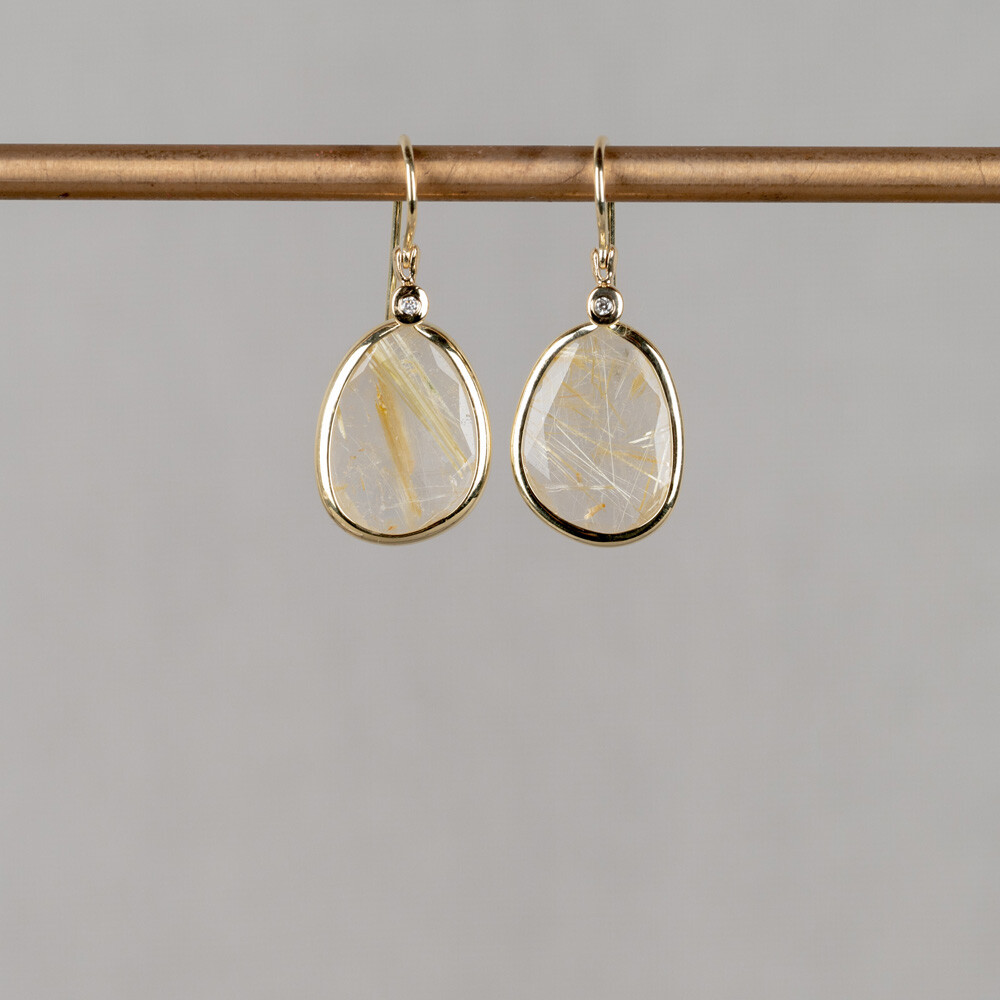 Oorbel gemaakt van 14 karaat goud in combinatie met de edelsteen Rutielkwarts. Combineer met de andere gouden sieraden uit de Rocky-lijn.