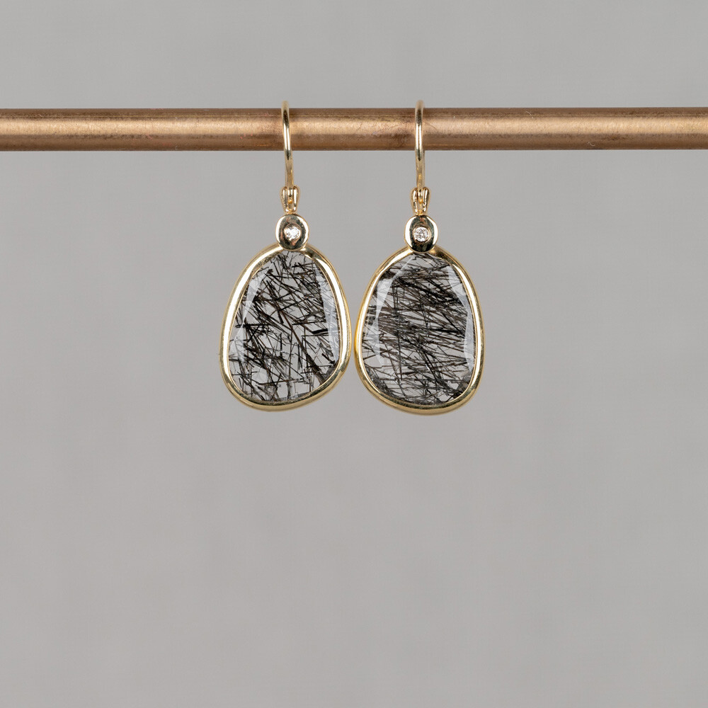 Oorbel gemaakt van 14 karaat goud in combinatie met de edelsteen Black Rutiel. Combineer met de andere gouden sieraden uit de Rocky-lijn.