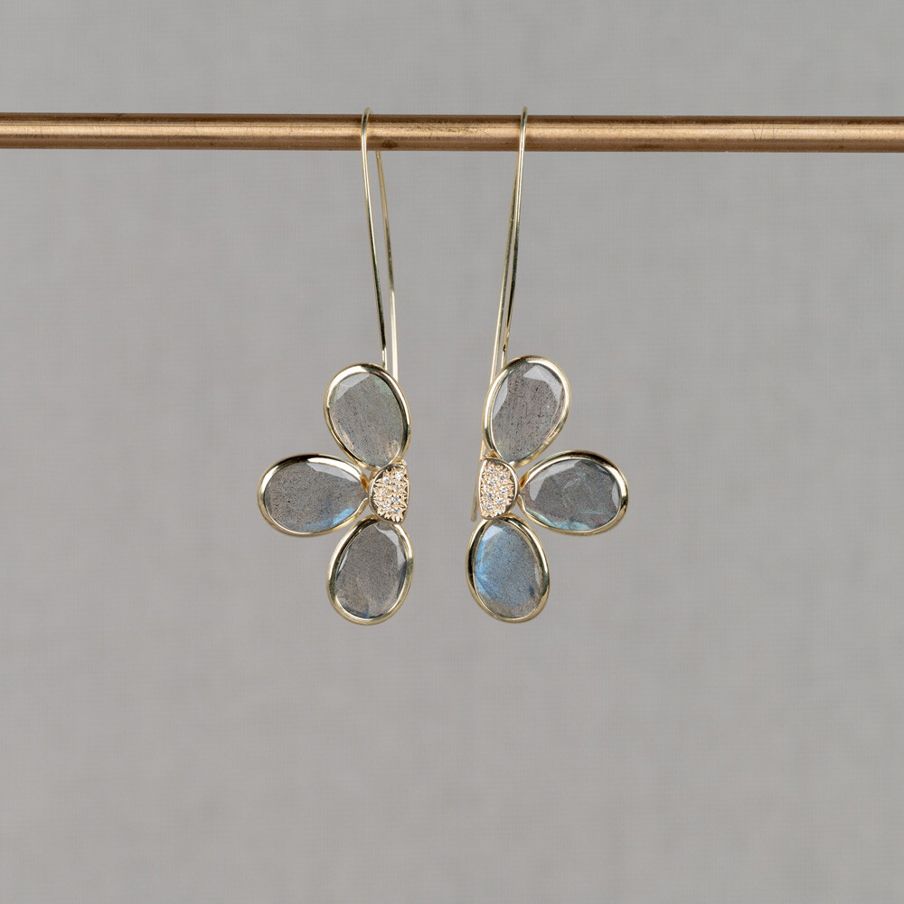 Oorhangers gemaakr van 14 karaat goud met beide een halve bloem gemaakt van de edelsteen Labradoriet, die samen een hele bloem vormen. In het midden van de bloem zitten diamanten. Combineer met de andere gouden sieraden uit de Rocky-lijn.