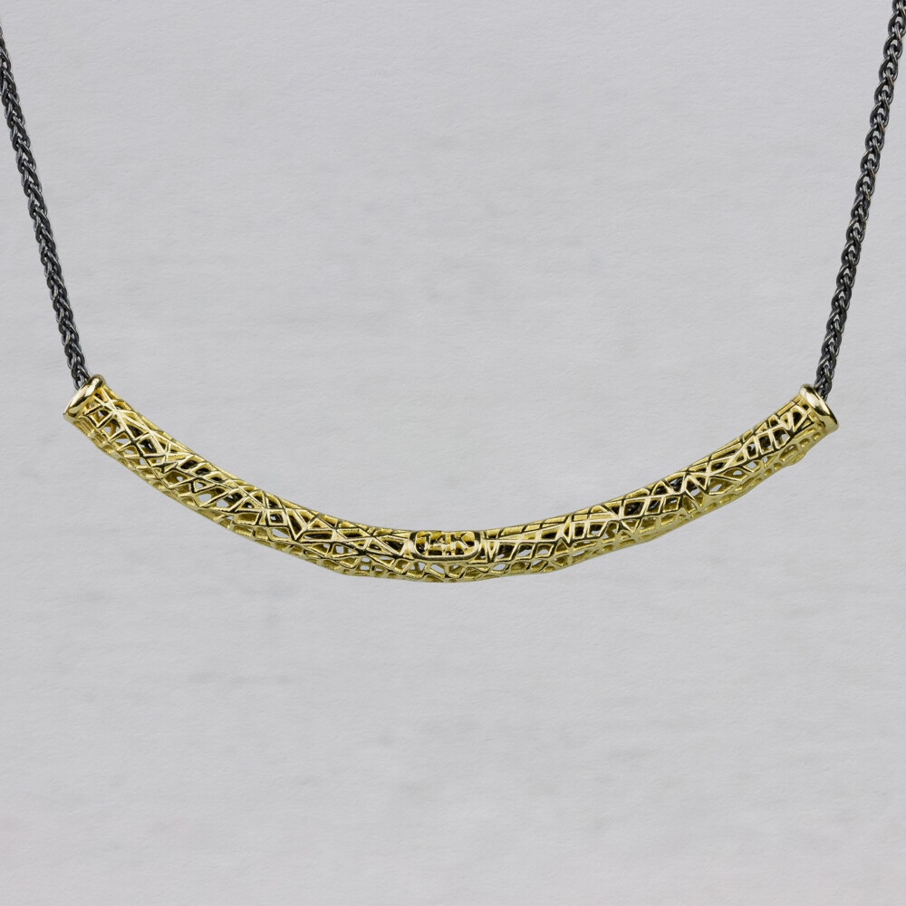 Collier gemaakt van 925 geoxideerd sterling zilver met daaraan een hanger van 14 karaat goud. Combineer met de andere 3D gouden sieraden van Jeh Jewels.