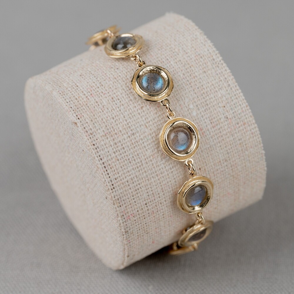Armband gemaakt van 14 karaat goud in combinatie met de edelsteen Labradoriet. Combineer deze armband met de andere gouden sieraden uit de Curly-lijn.