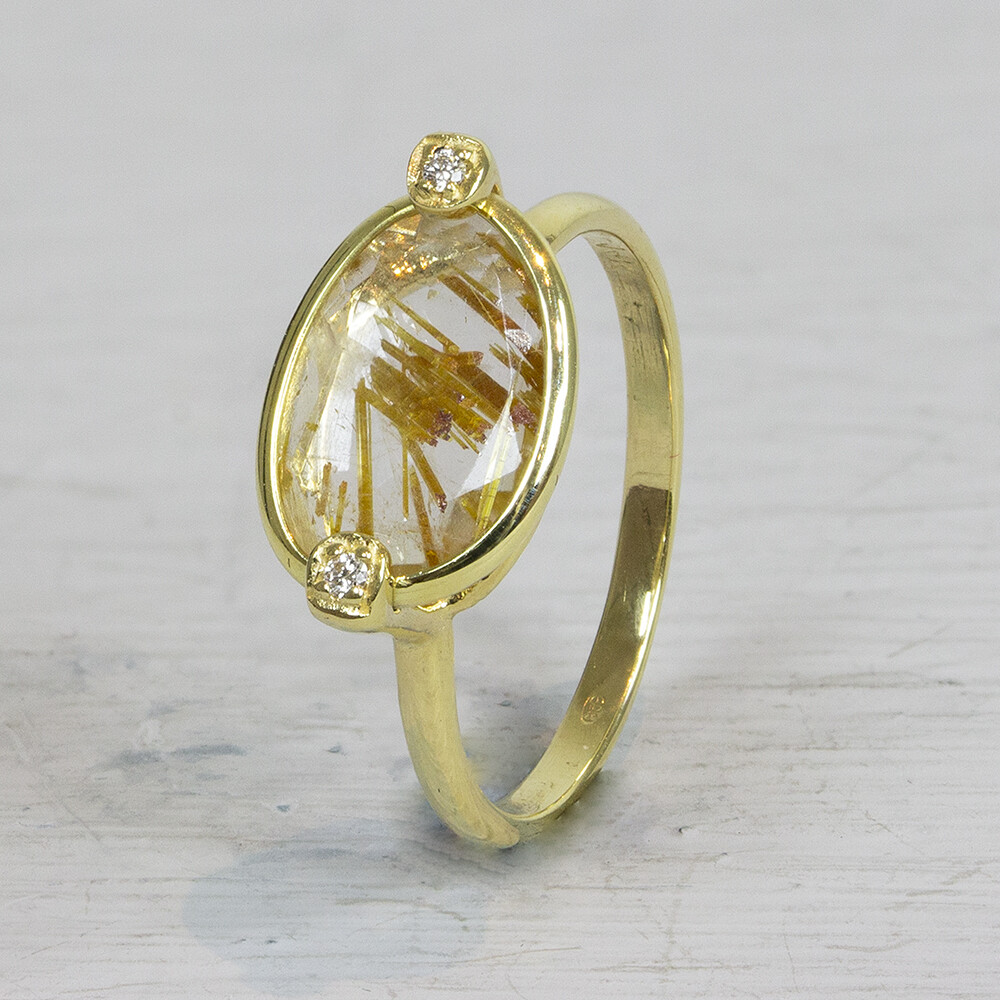 Ring gemaakt van 14 karaat goud in combinatie met de edelsteen Rutielkwarts. Combineer met onze andere gouden sieraden.