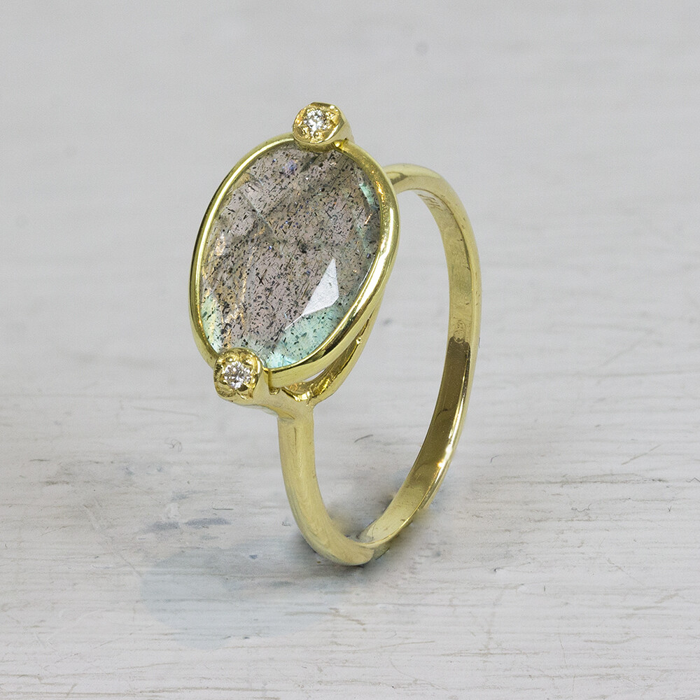 Ring gemaakt van 14 karaat goud in combinatie met de edelsteen Labradoriet. Combineer met onze andere gouden sieraden.