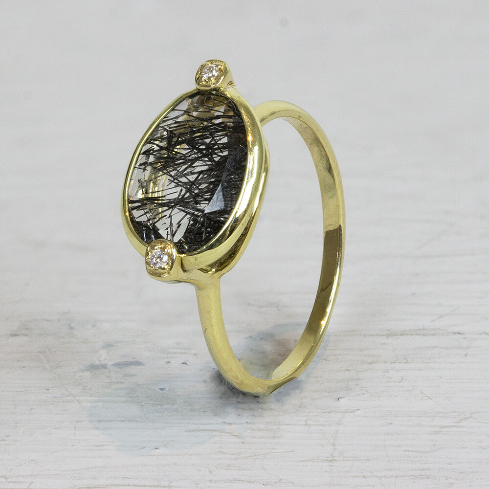 Ring gemaakt van 14 karaat goud in combinatie met de edelsteen Black Rutielkwarts en diamant. Combineer met onze andere gouden sieraden.