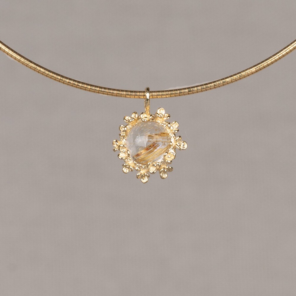 Hanger gemaakt van 14 karaat goud in combinatie met de edelsteen Gold Rutiel. Rutielkwarts is een opbeurende en kalmerende steen. Lees alles over deze edelsteen via onderstaande button. Combineer deze hanger met de andere gouden sieraden uit de Blossom-lijn!