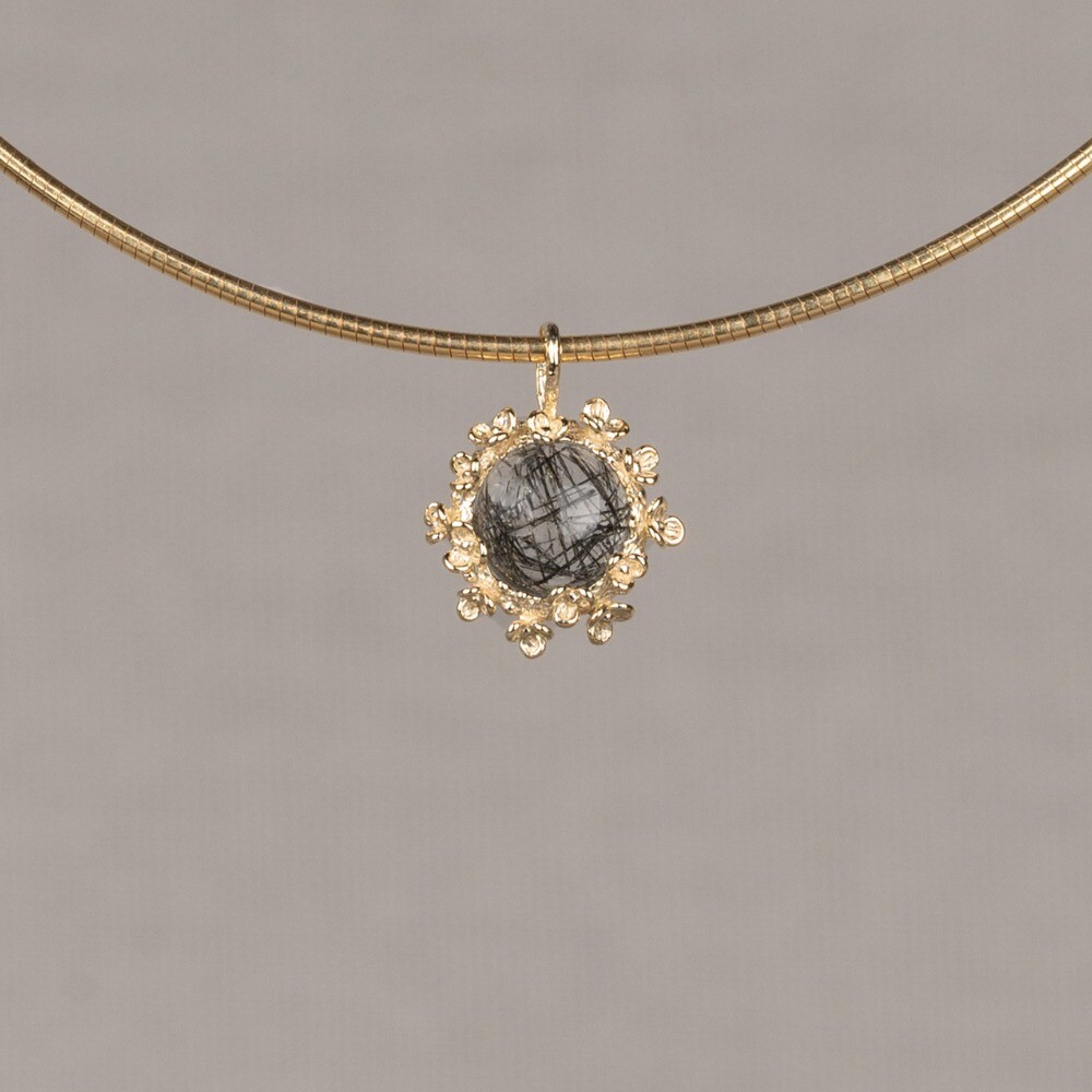 Hanger gemaakt van 14 karaat goud in combinatie met de edelsteen Black Rutiel. Rutielkwarts is een opbeurende en kalmerende steen. Lees alles over deze edelsteen via onderstaande button. Combineer deze hanger met de andere gouden sieraden uit de Blossom-lijn!