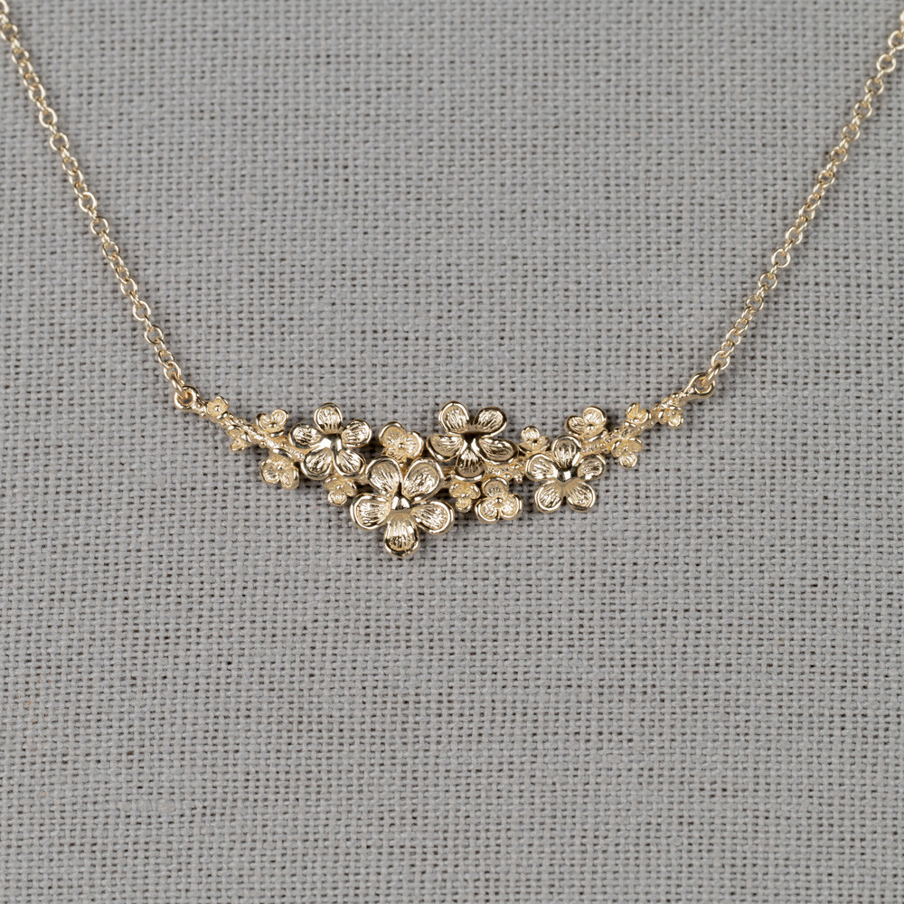 Collier uit de Blossom-lijn. Gemaakt van 14 karaat goud met bloemetjes. Combineer met de andere gouden sieraden met bloesem!