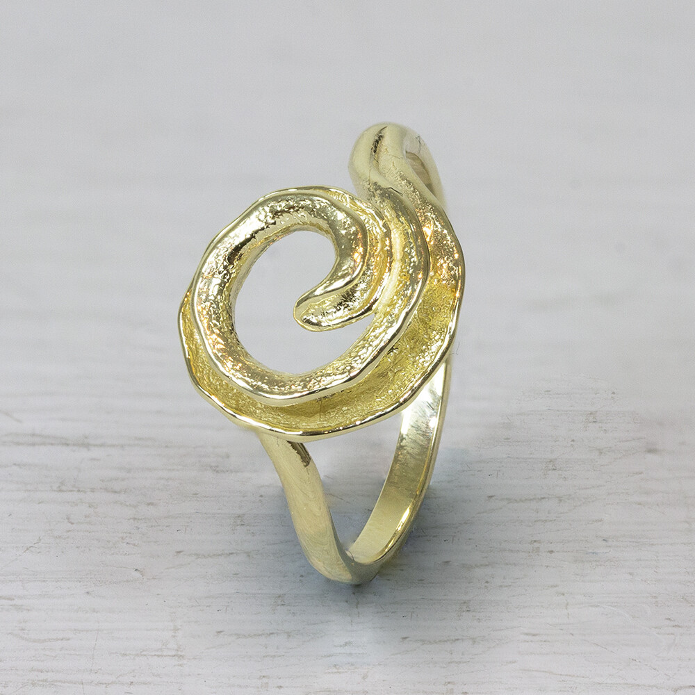 Ring in de vorm van een spiraal. Gemaakt van 14 karaat goud. Combineer met bijpassende oorbellen en een collier. 