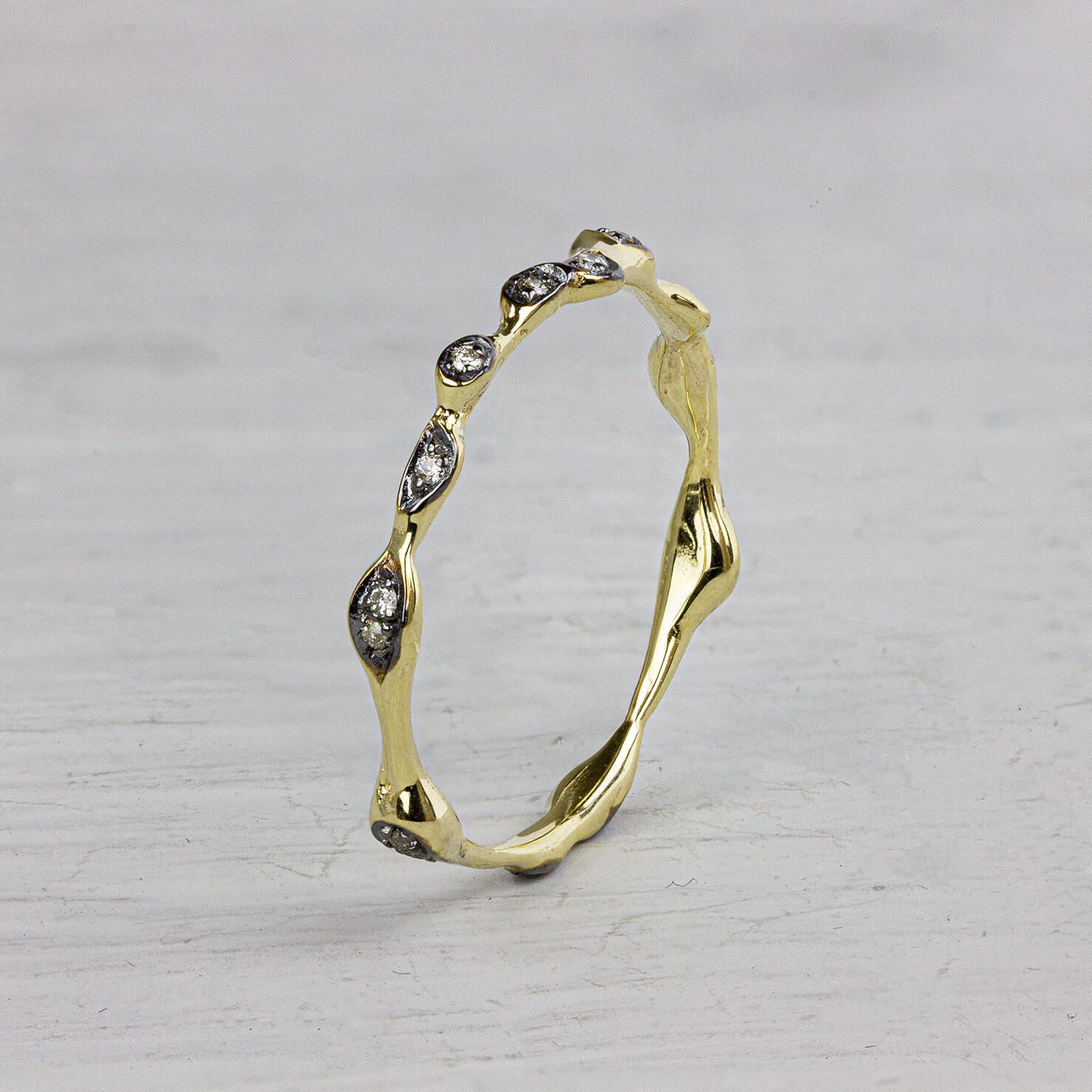 Rng gemaakt van 14 karaat goud. De ring heeft dotjes van Black Rhodium en is gecombineerd met diamant.