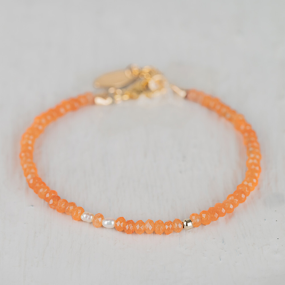 Armband gemaakt van Goldfilled in combinatie met Agaat en Parel. Iets naast het midden zit een Goldfilled balletje en Parel. Combineer met andere sieraden van Jeh Jewels voor een complete look!