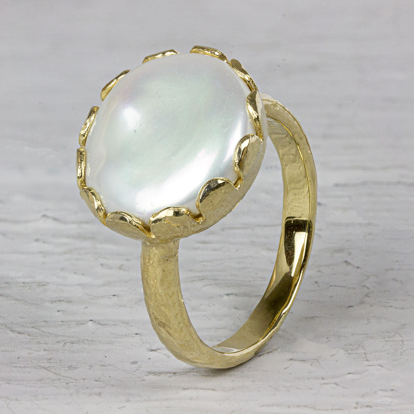 Ring met Parel gemaakt van 14 karaat goud. Combineer deze ring met een paar mooie oorbellen, een hanger en een armband voor een chique look!