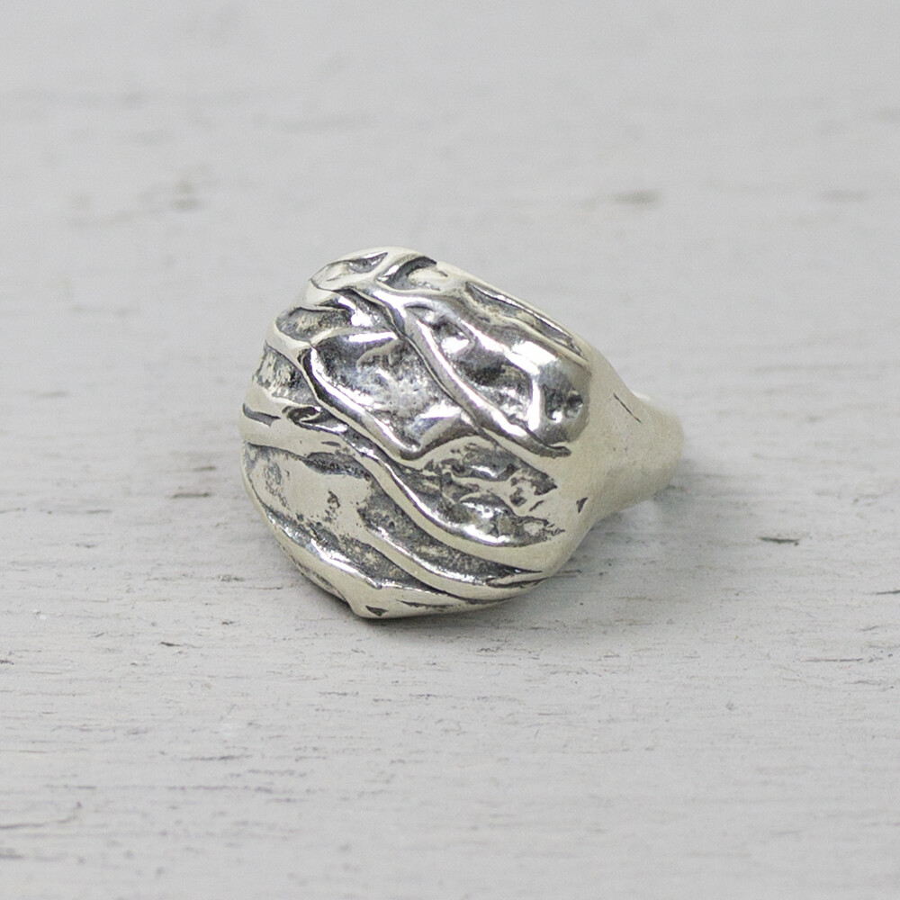 Ring zilver Materiaal: 14 karaat zilver verguld Vergulden is het bedekken van een voorwerp met een laagje goud. Dit artikel is door een goudbad gehaald wat ervoor zorgt dat het zilver volledig bedekt wordt met een laagje goud. Resultaat een mooie glanzende afwerking met een laagje echt goud wat ook wel silverplated of goldplated wordt genoemd.