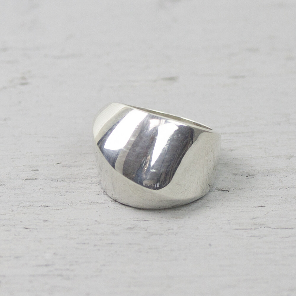 Ring zilver glans hoekig. Materiaal: 14 karaat zilver verguld Vergulden is het bedekken van een voorwerp met een laagje goud. Dit artikel is door een goudbad gehaald wat ervoor zorgt dat het zilver volledig bedekt wordt met een laagje goud. Resultaat een mooie glanzende afwerking met een laagje echt goud wat ook wel silverplated of goldplated wordt genoemd.