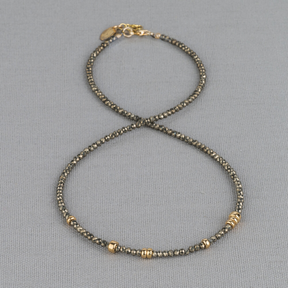 Collier gemaakt van Goldfilled bolletjes en Pyriet. Deze edelsteen beschermt en beweegt vooruit. Deze steen beschermt je tegen negatieve energie. Combineer met de andere sieraden van Jeh Jewels.