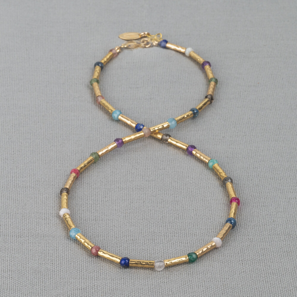 Collier gemaakt van Goldfilled buisjes in combinatie met verschillende edelstenen in alle kleuren van de regenboog! Combineer dit collier met de bijpassende armband voor een complete look.