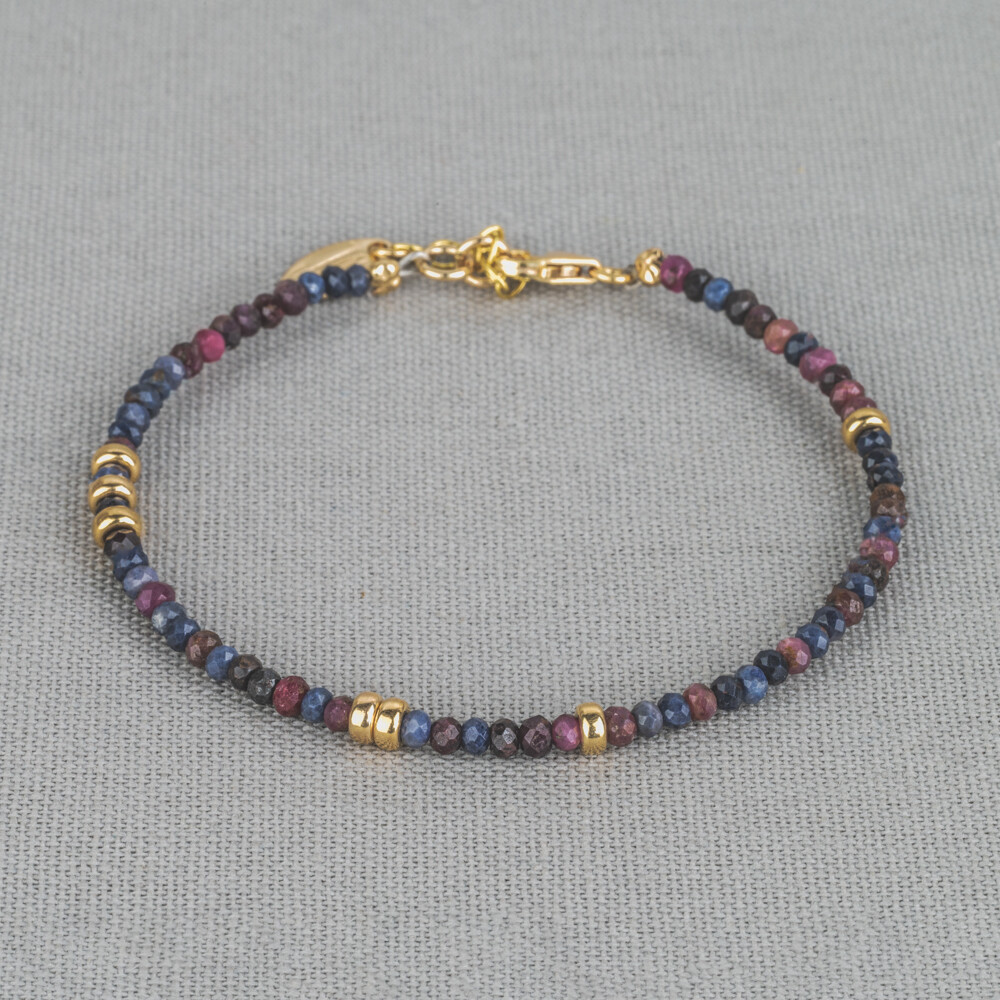 Armband gemaakt van Goldfilled in combinatie met de edelsteen Saffier. Saffier is de steen van wijsheid. Deze steen biedt ondersteuning bij problemen met communicatie. Daarnaast helpt hij je jezelf te begrijpen. Draag deze armband samen met het bijpassende collier voor een complete look!