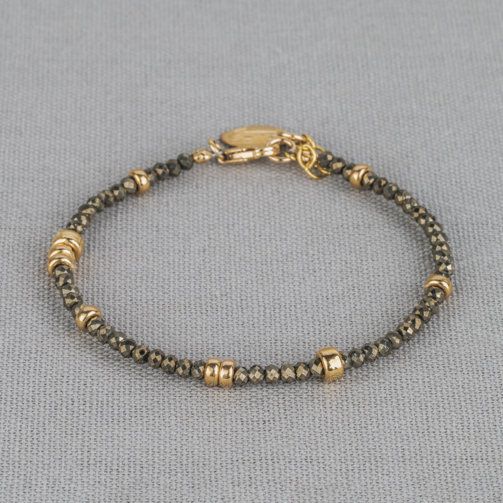 Armband met Goldfilled bolletjes en Pyriet. Deze edelsteen beschermt en beweegt vooruit. Deze steen beschermt je tegen negatieve energie. Combineer met het bijpassende collier!