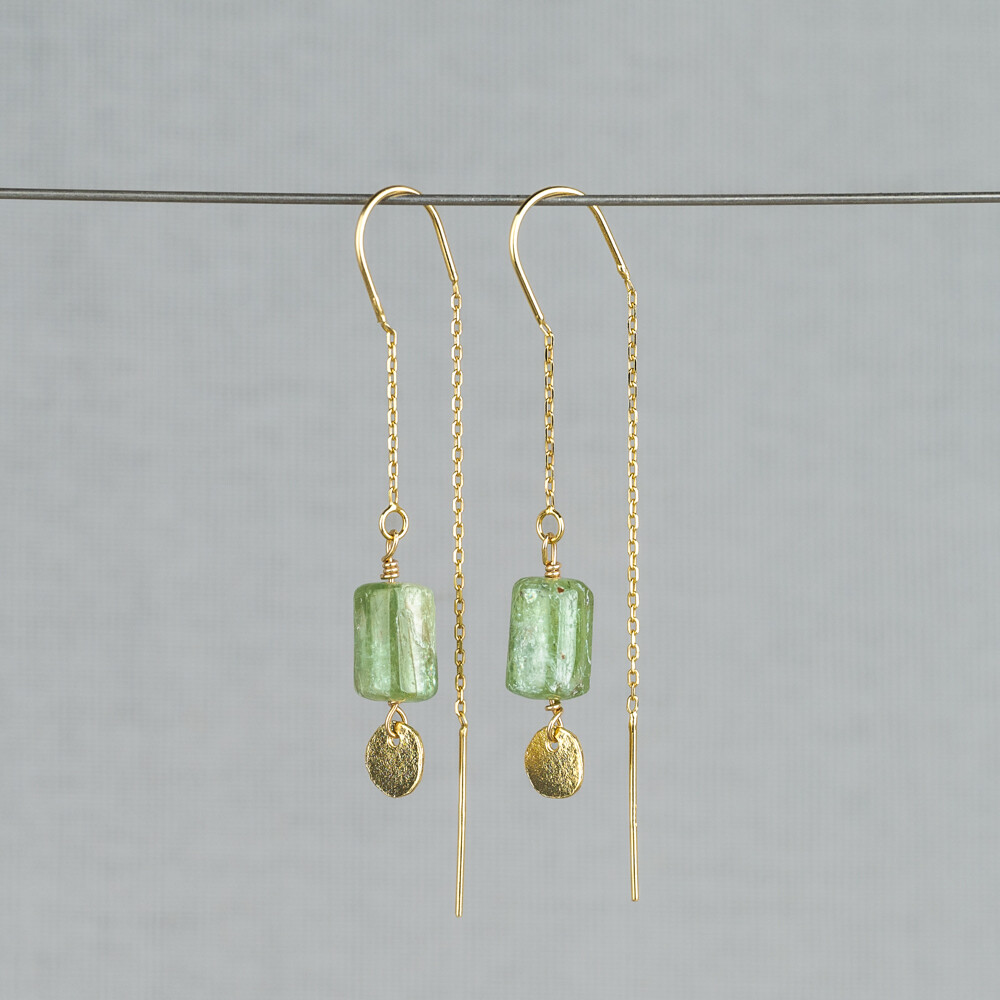 Deze prachtige doorhaaloorbel is gemaakt van zilver en heeft een groene kyaniet edelsteen. De oorbel heeft een uniek en stijlvol design en is perfect voor dagelijks gebruik of speciale gelegenheden. De beste manier om het te dragen is door de oorbel voorzichtig door het oorgaatje te trekken en het zachte haakje vast te zetten voor een comfortabele en elegante look. Voeg deze mooie oorbel toe aan je collectie voor een subtiele touch of kleur en stijl.