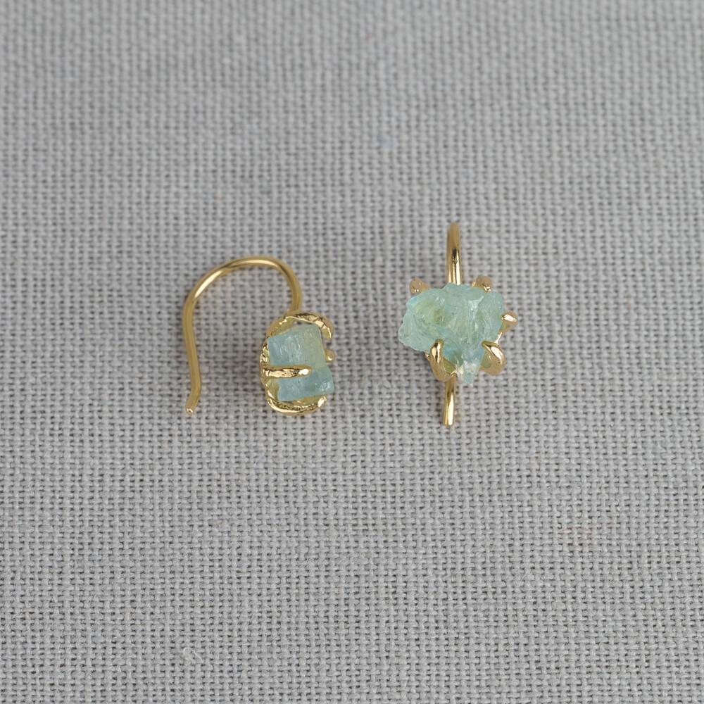 Oorhangers gemaakt van zilver verguld in combinatie met de ruwe edelsteen Aquamarijn. Aquamarijn is een baken van rust in de storm van het dagelijkse leven. Lees alles over deze edelsteen via de onderstaande button. Combineer deze oorbellen met andere sieraden van Jeh Jewels! Bij deze oorbellen ontvang je een fluwelen giftbox, cadeauzakje en een edelsteenkaartje gratis!