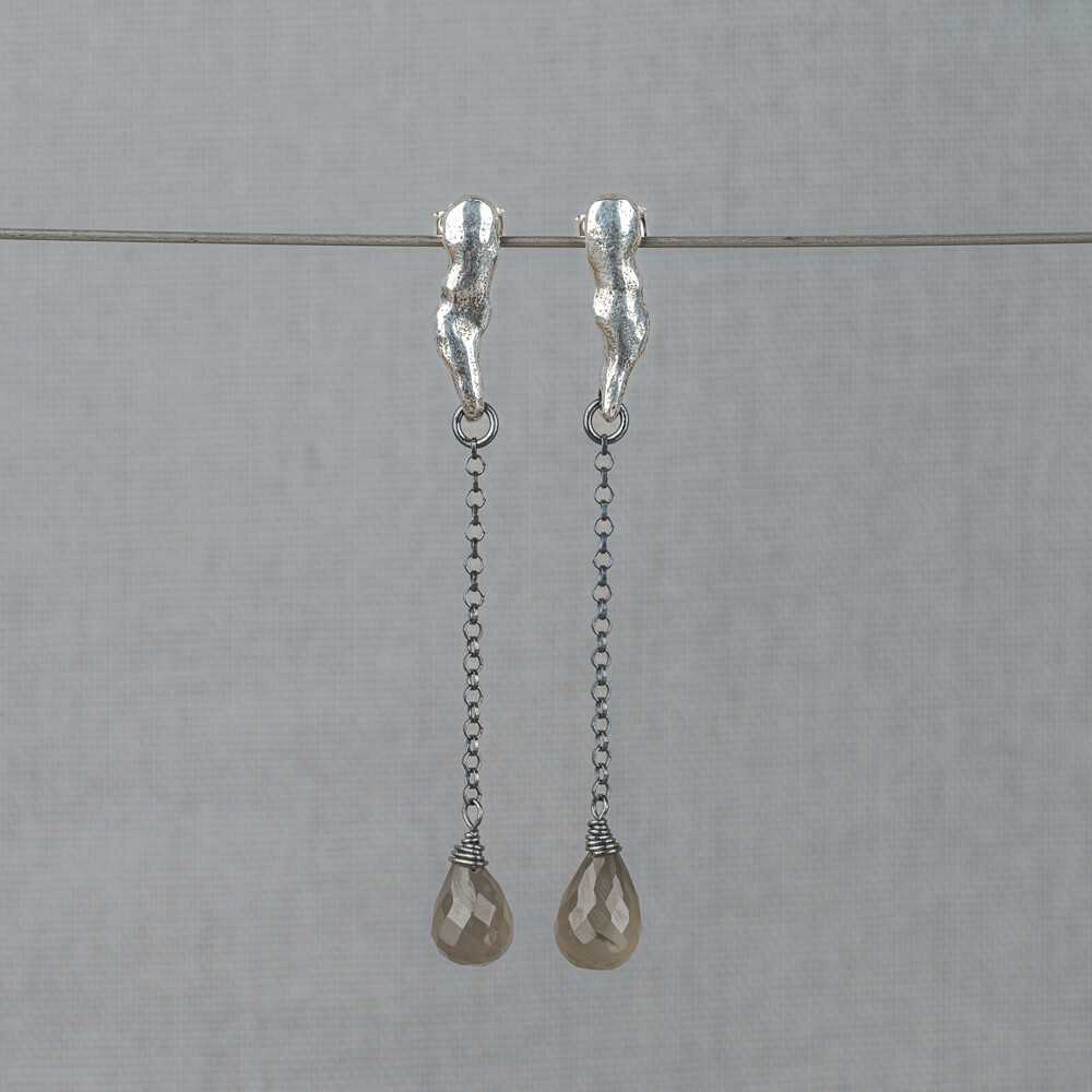 Oorstekers sierlijk gemaakt van 925 geoxideerd sterling zilver met daaraan een hanger van Grijze Maansteen. Grijze Maansteen heeft een sterke connectie met de maan en vrouwelijke energie. Lees alles over deze edelsteen via onderstaande button. Combineer deze oorbellen met een collier, ring of armband van Jeh Jewels!