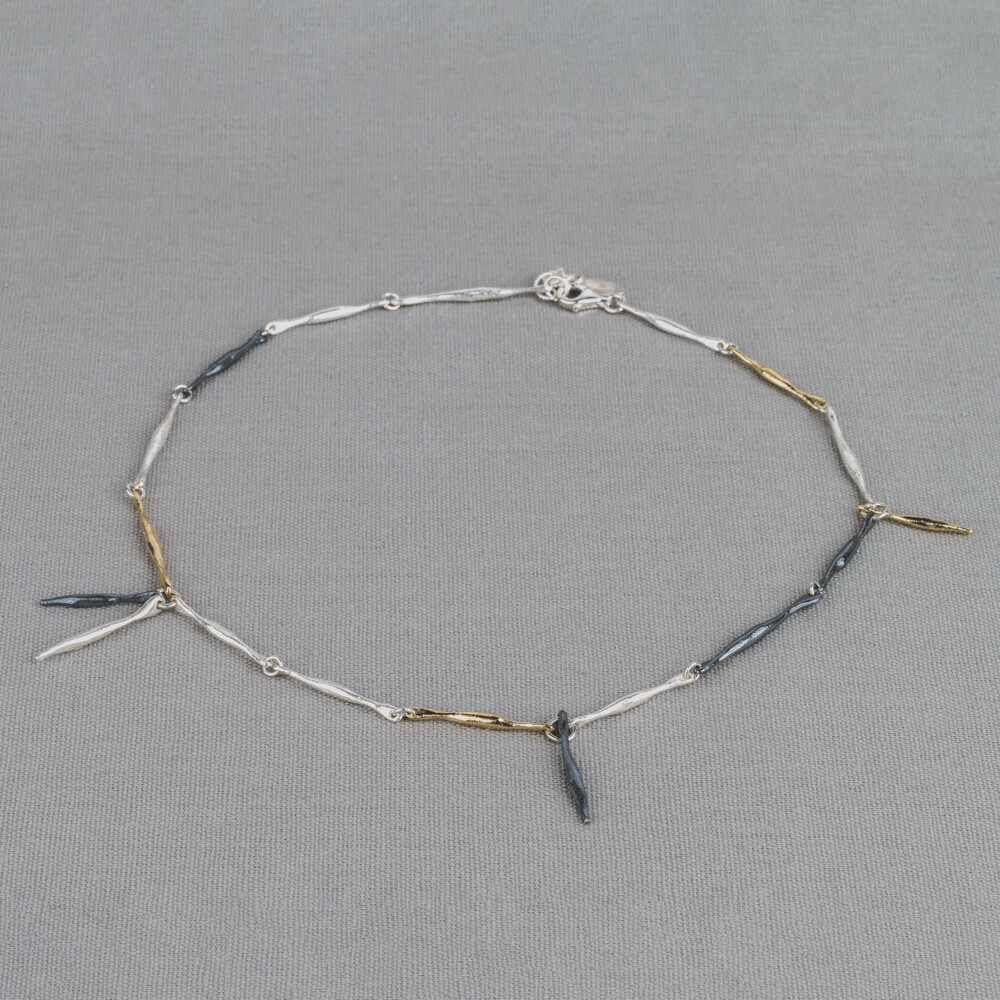 Collier drie kleuren gemaakt van 925 (geoxideerd) sterling zilver en zilver verguld. Aan dit collier zitten ook losse staafjes voor een speelse look. Combineer dit collier met een paar mooie oorhangers een ring en armband!