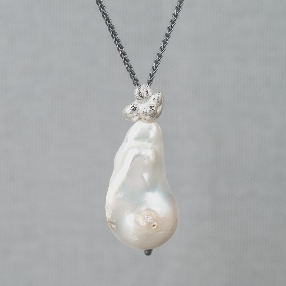 Collier gemaakt van 925 geoxideerd sterling zilver in combinatie met een grote Parel. Parel geeft een zachte en zuiverende energie. Deze geeft rust, vrede en verlichting. Voor meer informatie over deze edelsteen, bekijk onderstaande button! Draag dit collier samen met de andere sieraden van Jeh Jewels.