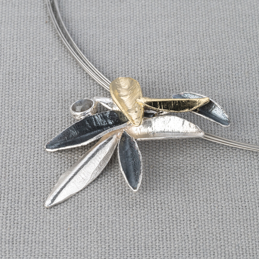 Hanger gemaakt van 925 (geoxideerd) sterling zilver en zilver verguld. Ook is de edelsteen Labradoriet verwerkt in deze hanger. Labradoriet is een magische, beschermende en spirituele steen. Lees alles over deze edelsteen via onderstaande button! Combineer deze hanger met een mooie spang, een paar oorbellen en een ring.