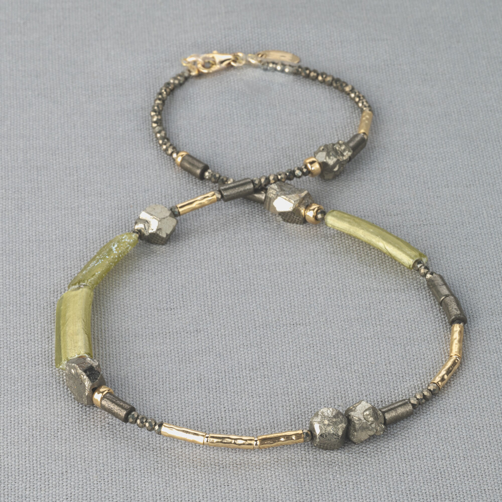 Collier gemaakt van de edelsteen Pyriet in combinatie met Roman Glass en Goldfilled buisjes. Pyriet beschermt en beweegt vooruit. Deze steen beschermt je tegen negatieve energie. Lees alles over deze edelsteen via onderstaande button. Roman Glass is qua uniekheid net een edelsteen, maar deze sieraden zijn gemaakt met Romeins Glas. Combineer met de andere sieraden met dit prachtige materiaal!