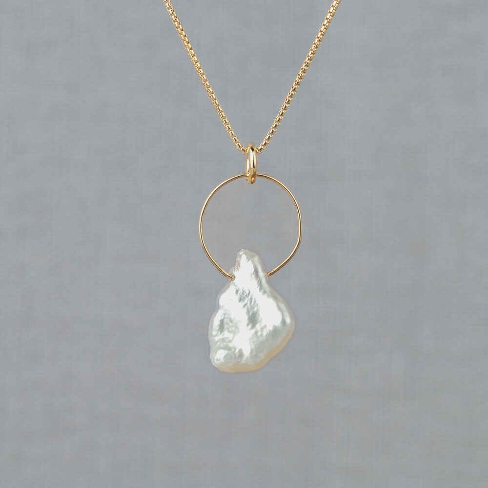 Collier gemaakt van zilver verguld in combinatie met een hanger met een Parel. Parel geeft een zachte en zuiverende energie. Deze geeft rust vrede en verlichting. Lees alles over deze edelsteen via onderstaande button! Combineer met een mooie ring armband of oorsieraden van Jeh Jewels.