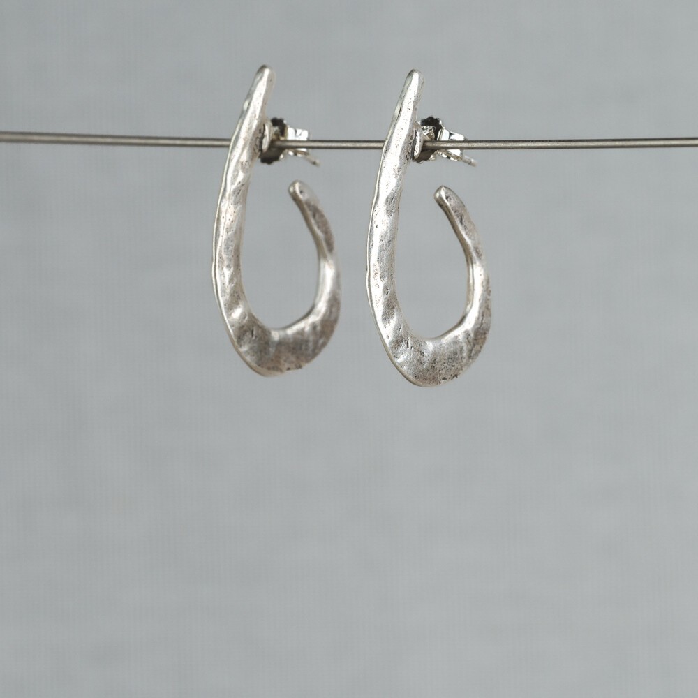Oorhoepel gemaakt van 925 geoxideerd shiny sterling zilver. Combineer deze mooie oorbellen met een collier, armband en ring voor een complete look!