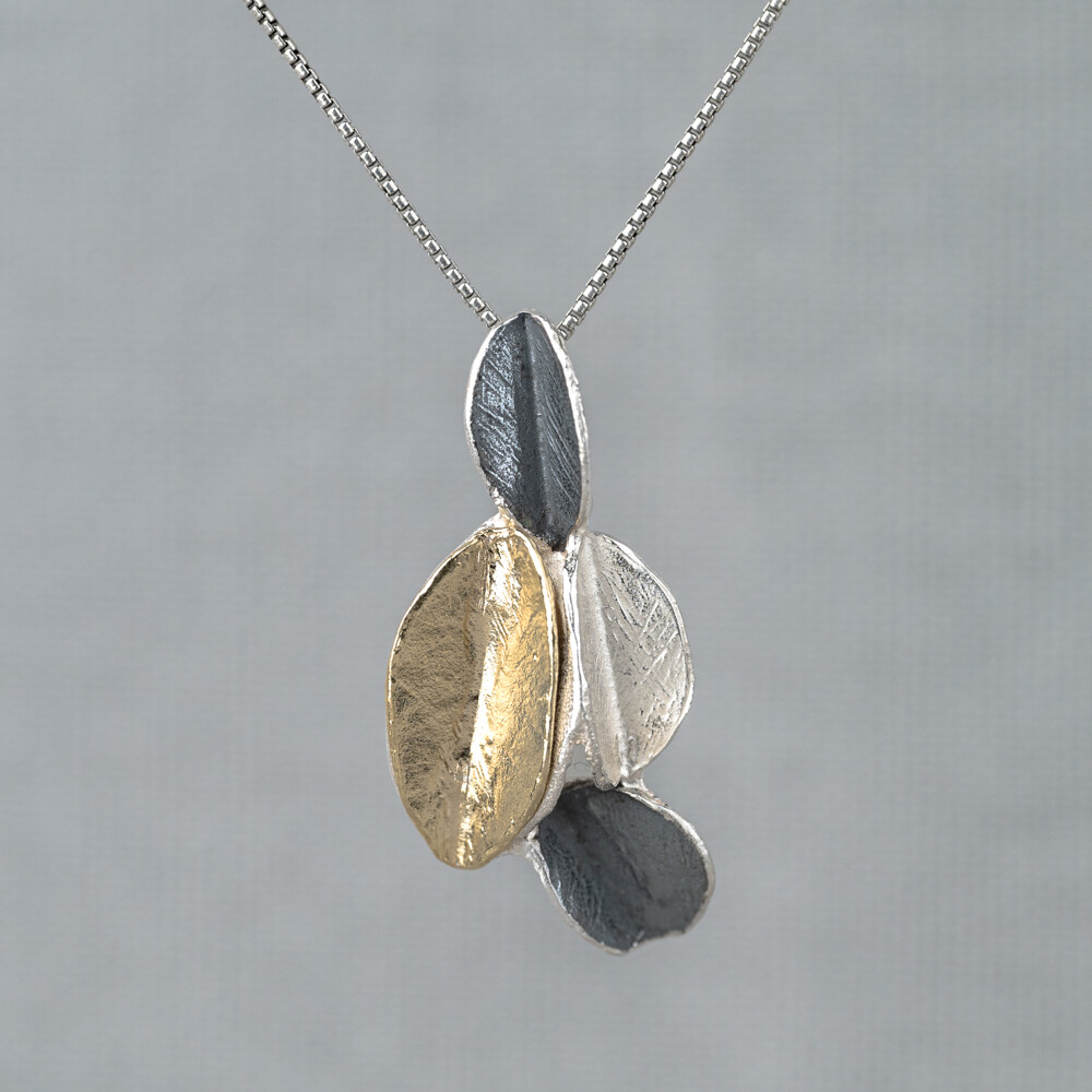 Collier gemaakt van 925 (geoxideerd) sterling zilver en zilver verguld. Combineer met een paar mooie oorbellen, een ring en armband voor een complete look!