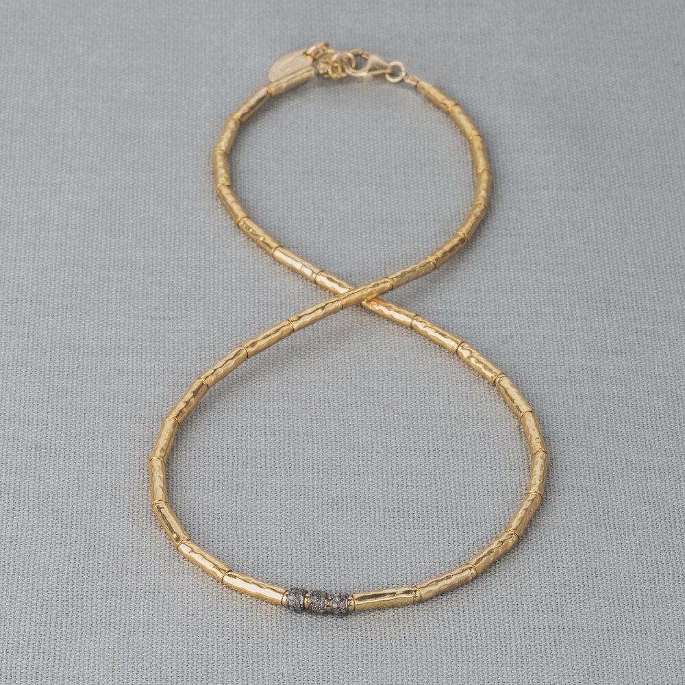 Collier gemaakt van Goldfilled buisjes en ruwe Diamant. Een chique sieraad die past bij elke gelegenheid! Combineer dit collier met de bijpassende armband en ga voor een complete look.