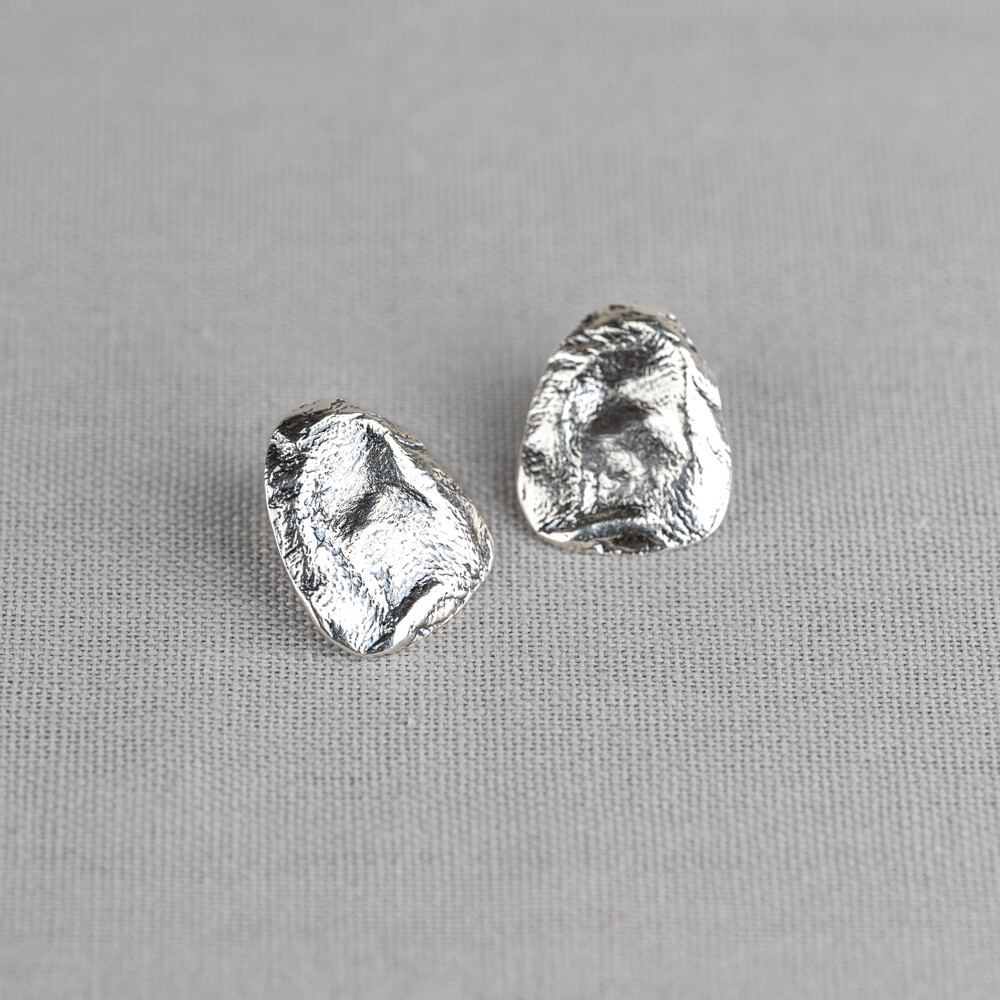 Oorstekers gemaakt van 925 sterling zilver oxy shiny in de vorm van keitjes. Combineer deze oorbellen met een mooi collier, ring en armband voor een complete look!