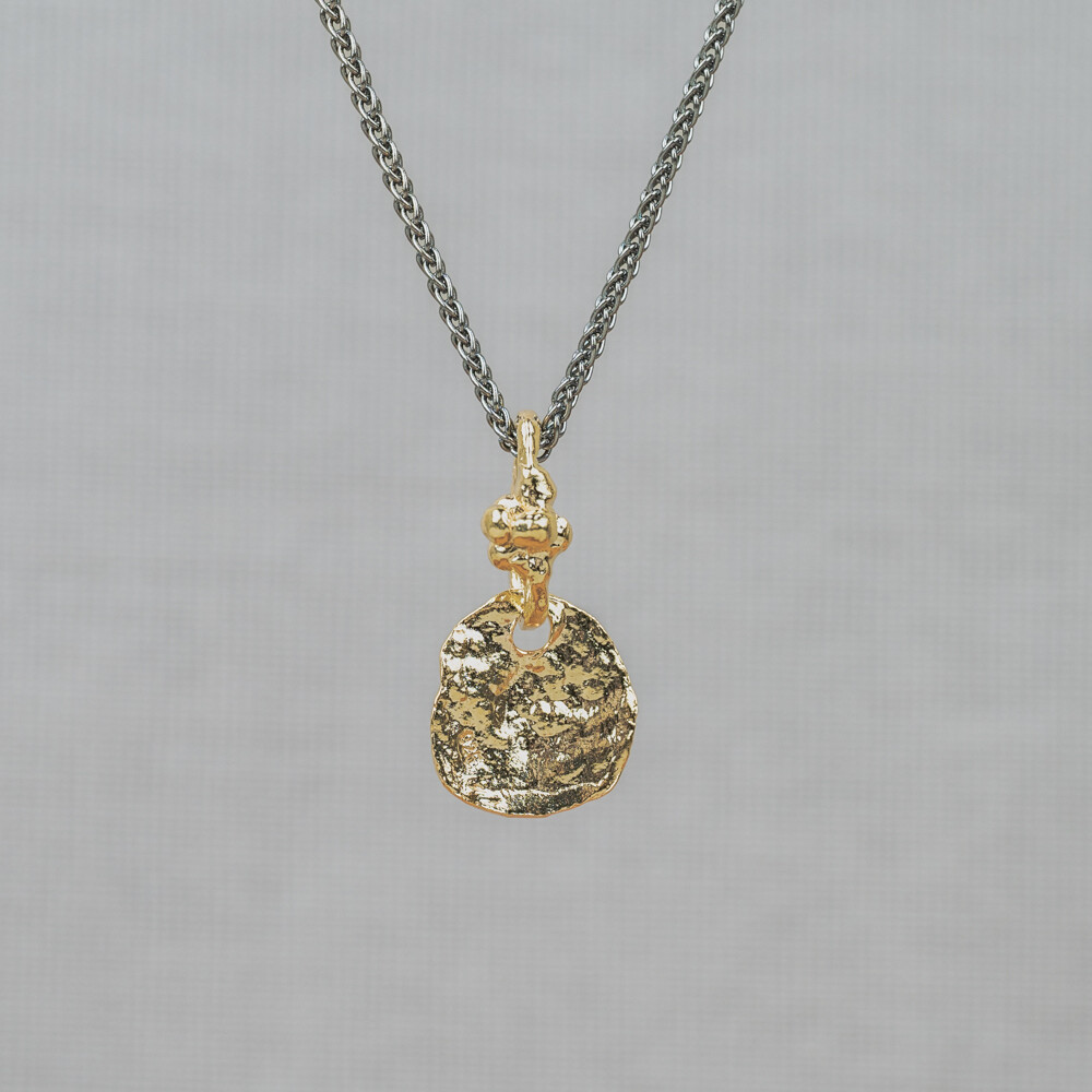 Collier gemaakt van 925 geoxideerd sterling zilver in combinatie met een zilver vergulde hanger. Draag dit collier met een mooie armband, ring of oorbellen van Jeh Jewels.